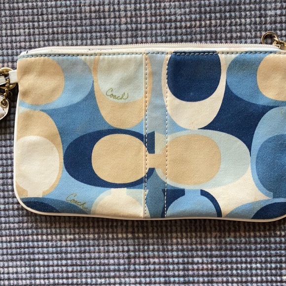 Guc coach wristlet